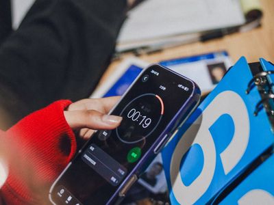 Minimalist stopwatch showing exercise time duration